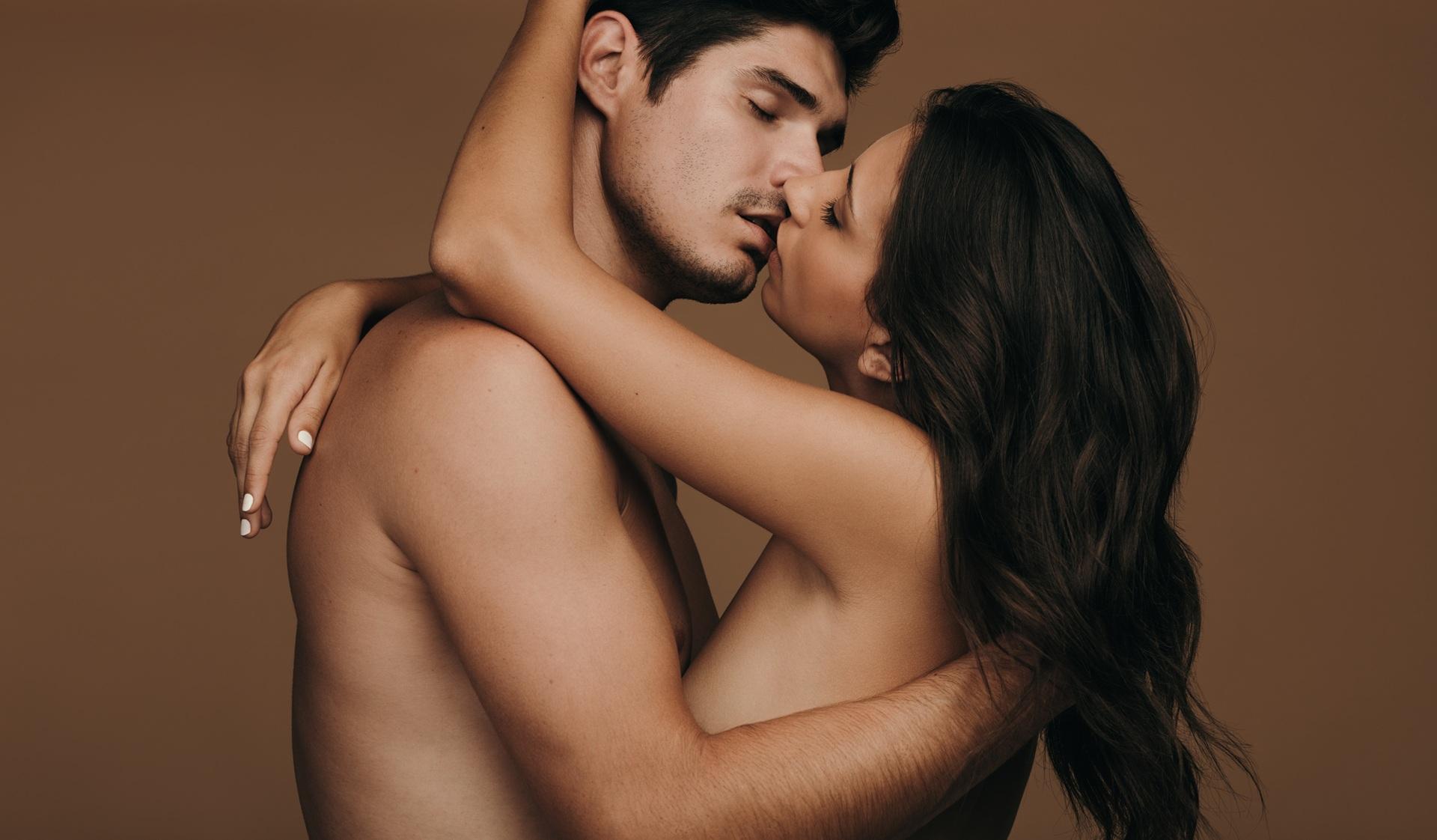 Leidenschaftliche Umarmung eines Paars | Sex in Frankfurt 