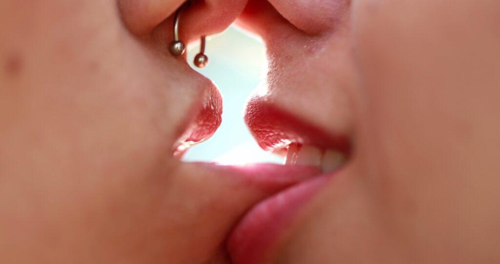Kuss mit Lippenpiercing aus der Nähe | Sex in Frankfurt